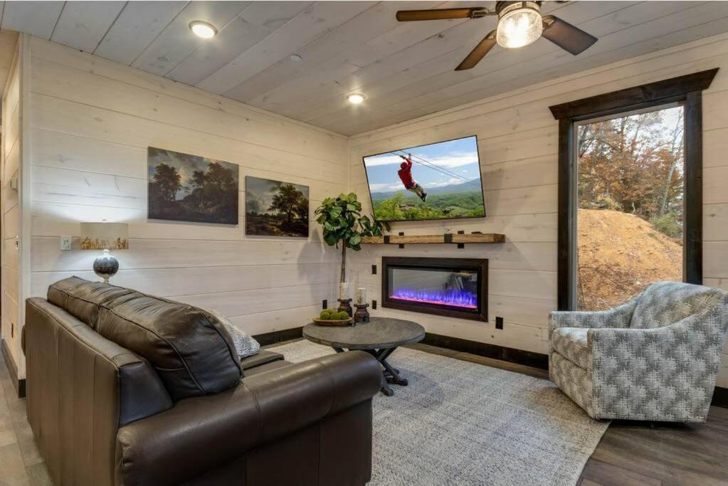Blue Moon Ridge: Brand New Cabin! 5 Bedrooms, Pool/Hot Tub, Theatre Pigeon Forge Luaran gambar