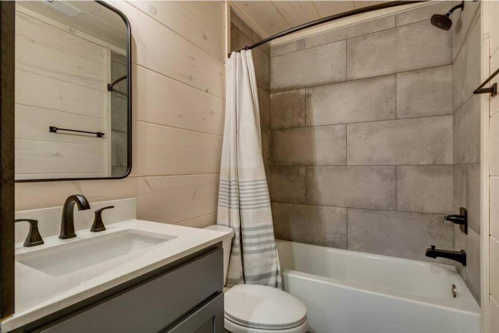Blue Moon Ridge: Brand New Cabin! 5 Bedrooms, Pool/Hot Tub, Theatre Pigeon Forge Luaran gambar
