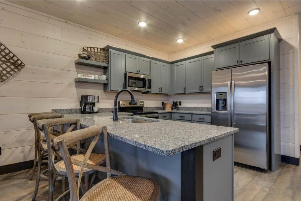 Blue Moon Ridge: Brand New Cabin! 5 Bedrooms, Pool/Hot Tub, Theatre Pigeon Forge Luaran gambar