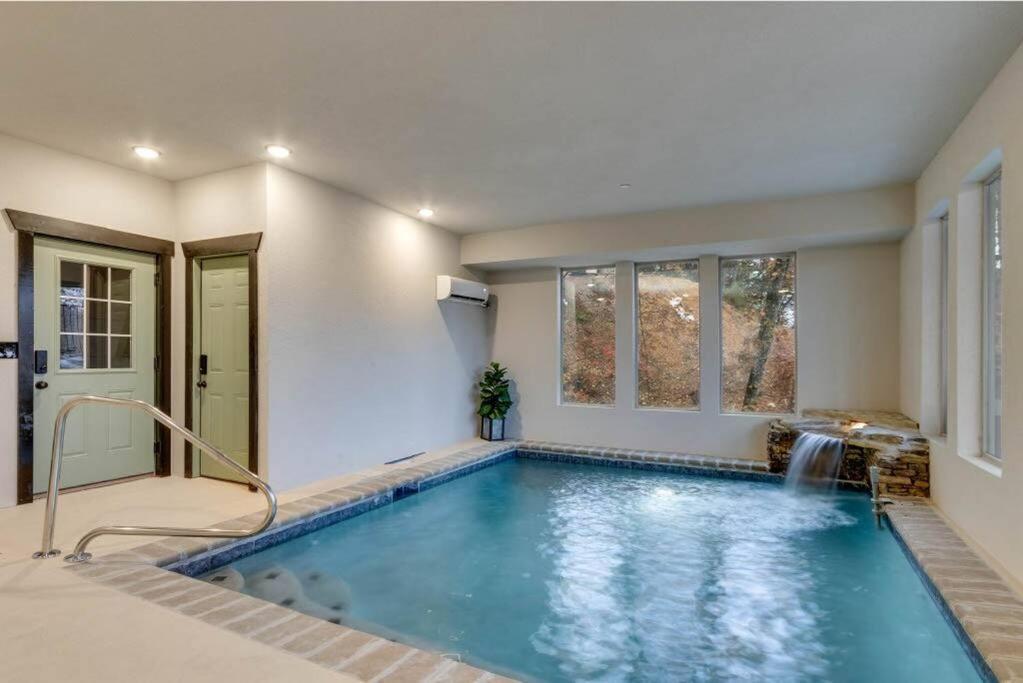 Blue Moon Ridge: Brand New Cabin! 5 Bedrooms, Pool/Hot Tub, Theatre Pigeon Forge Luaran gambar