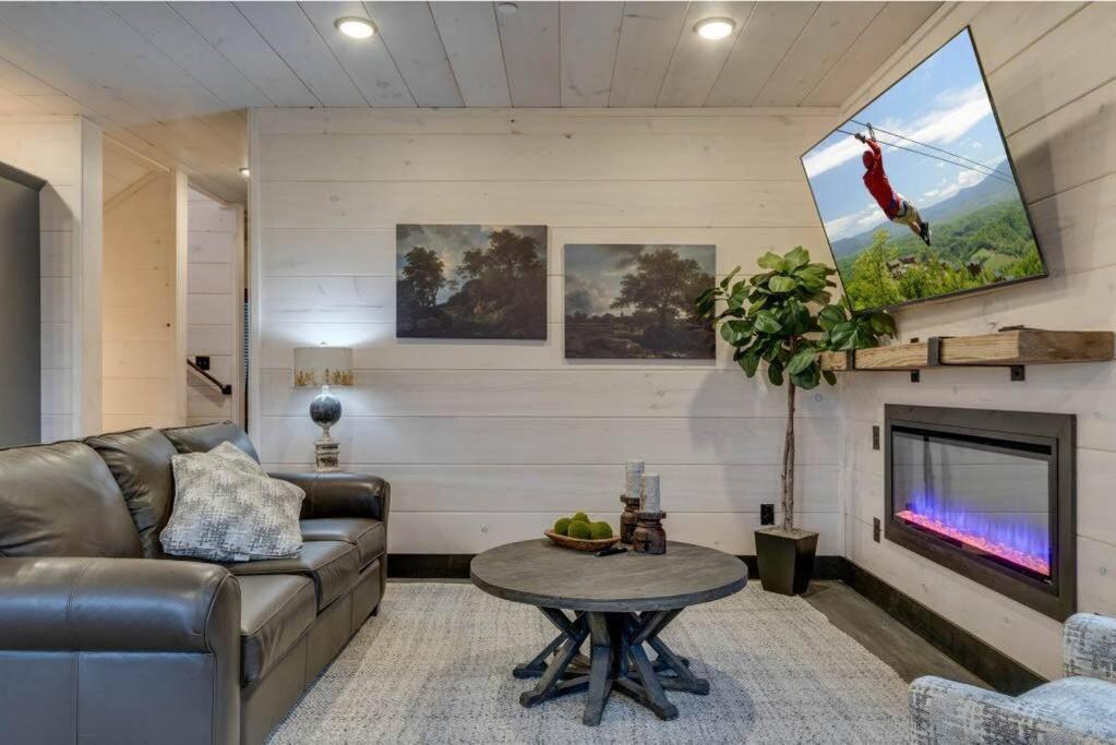 Blue Moon Ridge: Brand New Cabin! 5 Bedrooms, Pool/Hot Tub, Theatre Pigeon Forge Luaran gambar