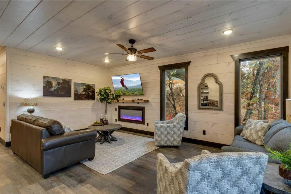 Blue Moon Ridge: Brand New Cabin! 5 Bedrooms, Pool/Hot Tub, Theatre Pigeon Forge Luaran gambar