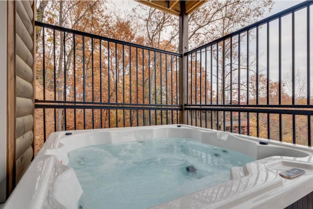 Blue Moon Ridge: Brand New Cabin! 5 Bedrooms, Pool/Hot Tub, Theatre Pigeon Forge Luaran gambar